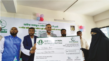 আকিজ তাকাফুল লাইফ ইন্স্যুরেন্স পিএলসি'র সাতক্ষীরা সার্ভিস সেন্টারে অনুষ্ঠিত হয় মৃত্যুদাবীর চেক হস্তান্তর অনুষ্ঠান